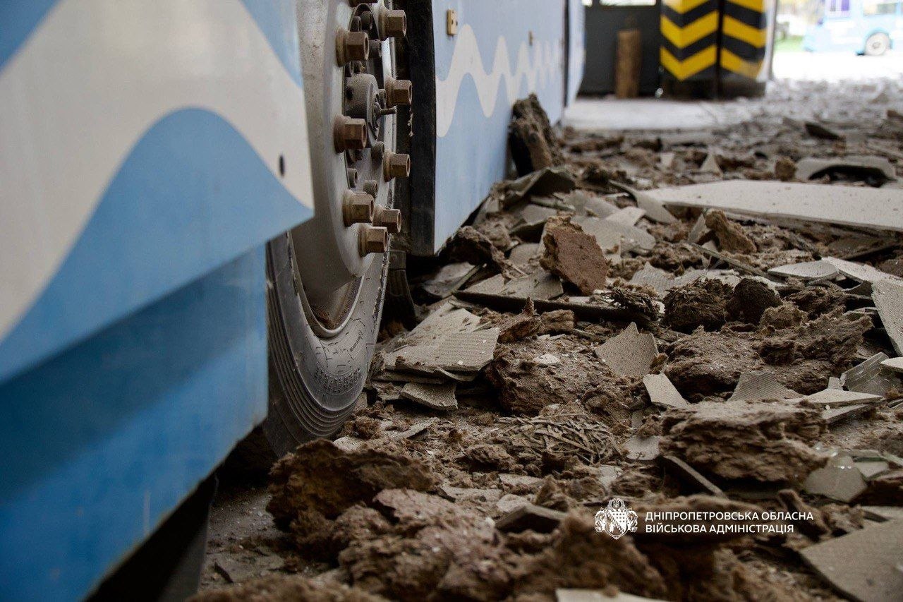 У Дніпрі дрон влетів в тролейбусне депо: які наслідки (фото)